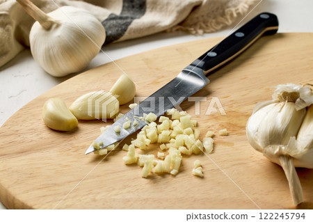 fresh raw garlic on kitchen table 122245794