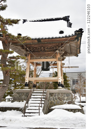 Photographing the grounds of Anrakuji Temple on Mount Yakumo in winter in Yakumo Town, Hokkaido Photographing the grounds of Anrakuji Temple on Mount Yakumo in winter in Yakumo Town, Hokkaido 122246103