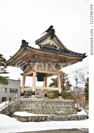 Photographing the grounds of Anrakuji Temple on Mount Yakumo in winter in Yakumo Town, Hokkaido Photographing the grounds of Anrakuji Temple on Mount Yakumo in winter in Yakumo Town, Hokkaido 122246104