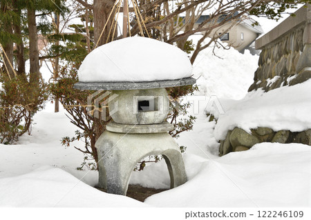 Photographing the grounds of Anrakuji Temple on Mount Yakumo in winter in Yakumo Town, Hokkaido Photographing the grounds of Anrakuji Temple on Mount Yakumo in winter in Yakumo Town, Hokkaido 122246109