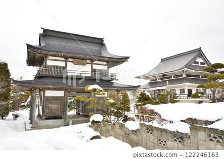 Photographing the scenery of the Jounzan Yukokuji temple grounds in Yakumo, Hokkaido in winter Photographing the scenery of the Jounzan Yukokuji temple grounds in Yakumo, Hokkaido in winter 122246163