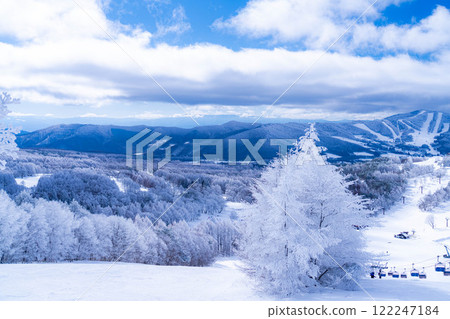 [Winter material] Silvery frost landscape [Nagano Prefecture] 122247184