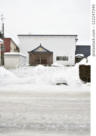 Photographing the scenery of the Shiunzan Jodo-ji temple grounds in Yakumo, Hokkaido in winter Photographing the scenery of the Shiunzan Jodo-ji temple grounds in Yakumo, Hokkaido in winter 122247340