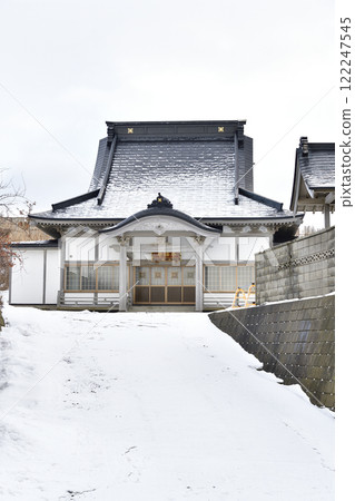 Photographing the grounds of Honshoji Temple, a Nichiren sect temple, in Otobe, Hokkaido in winter Photographing the grounds of Honshoji Temple, a Nichiren sect temple, in Otobe, Hokkaido in winter 122247545