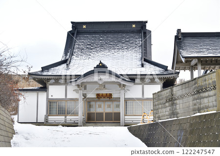 Photographing the grounds of Honshoji Temple, a Nichiren sect temple, in Otobe, Hokkaido in winter 122247547