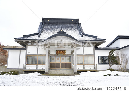 Photographing the grounds of Honshoji Temple, a Nichiren sect temple, in Otobe, Hokkaido in winter 122247548