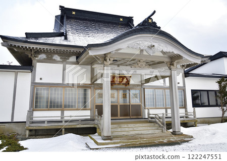 Photographing the grounds of Honshoji Temple, a Nichiren sect temple, in Otobe, Hokkaido in winter Photographing the grounds of Honshoji Temple, a Nichiren sect temple, in Otobe, Hokkaido in winter 122247551