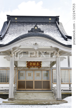 Photographing the grounds of Honshoji Temple, a Nichiren sect temple, in Otobe, Hokkaido in winter Photographing the grounds of Honshoji Temple, a Nichiren sect temple, in Otobe, Hokkaido in winter 122247553