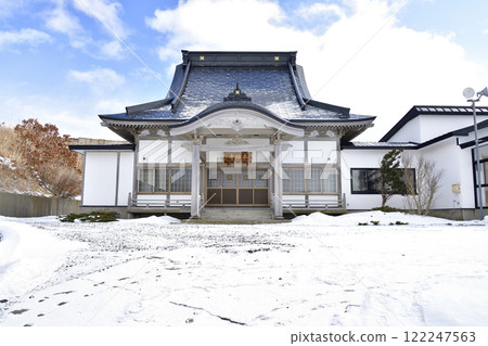 Photographing the grounds of Honshoji Temple, a Nichiren sect temple, in Otobe, Hokkaido in winter Photographing the grounds of Honshoji Temple, a Nichiren sect temple, in Otobe, Hokkaido in winter 122247563
