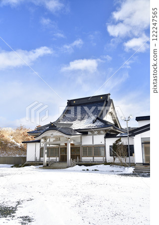 Photographing the grounds of Honshoji Temple, a Nichiren sect temple, in Otobe, Hokkaido in winter Photographing the grounds of Honshoji Temple, a Nichiren sect temple, in Otobe, Hokkaido in winter 122247565