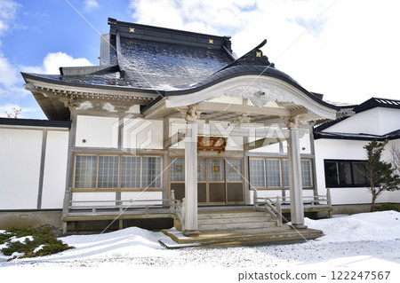 Photographing the grounds of Honshoji Temple, a Nichiren sect temple, in Otobe, Hokkaido in winter Photographing the grounds of Honshoji Temple, a Nichiren sect temple, in Otobe, Hokkaido in winter 122247567