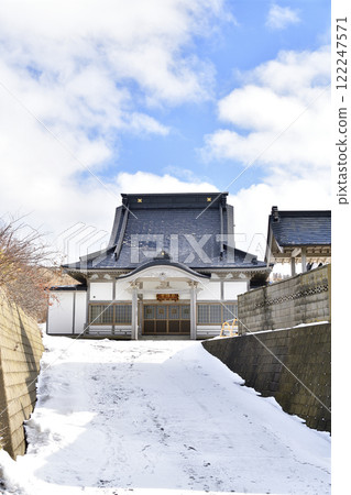 Photographing the grounds of Honshoji Temple, a Nichiren sect temple, in Otobe, Hokkaido in winter Photographing the grounds of Honshoji Temple, a Nichiren sect temple, in Otobe, Hokkaido in winter 122247571