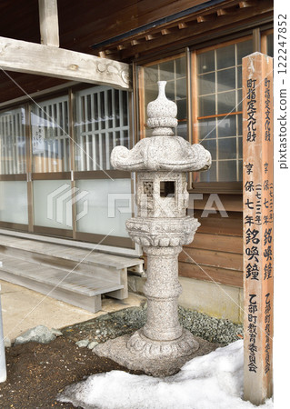Photographing the grounds of the Ryuhoji Temple in Otobe, Hokkaido in winter 122247852