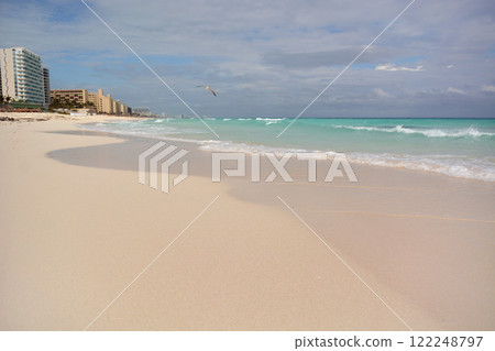 Sea shore on the Caribbean beach in the Zona Hoteleria in Cancun. 122248797