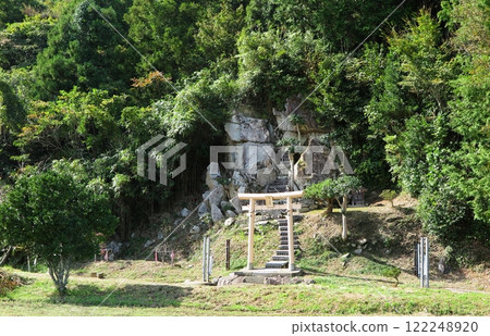 鳥取市鹿野町近郊的「西宮神社」(岩座坐在山腳下,全景) 鳥取市鹿野町近郊的「西宮神社」(岩座坐在山腳下,全景) 122248920