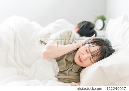 A wife who is sleep deprived due to her husband's snoring and sleep talking in bed (insomnia, noisy noise, stress, disturbed sleep) A wife who is sleep deprived due to her husband's snoring and sleep talking in bed (insomnia, noisy noise, stress, disturbed sleep) 122249027
