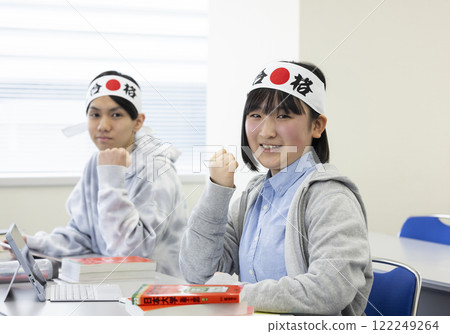 戴著頭帶的考試學生 122249264