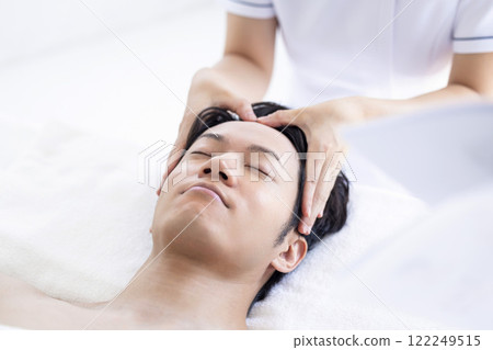 接受男性美容治療的男性 122249515