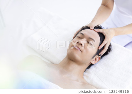 接受男性美容治療的男性 122249516