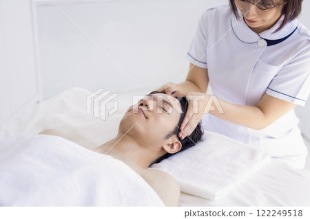 Men undergoing treatment at men's esthetics 122249518