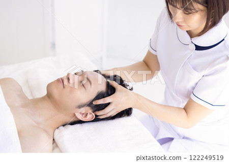 Men undergoing treatment at men's esthetics 122249519