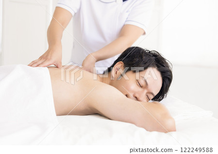 接受男性美容治療的男性 接受男性美容治療的男性 122249588