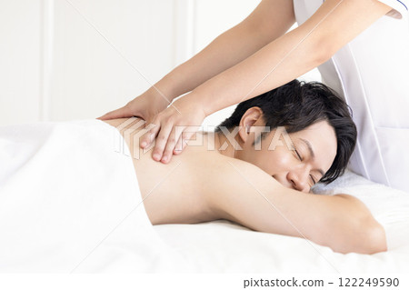 接受男性美容治療的男性 122249590