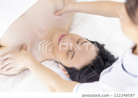 接受男性美容治療的男性 122249597