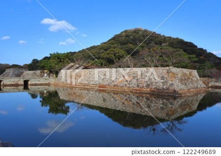 萩城的天守閣（最左）、石牆和指月山（山口縣萩市） 122249689