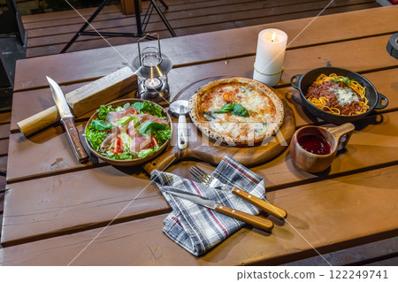 露營地的戶外義大利美食 122249741