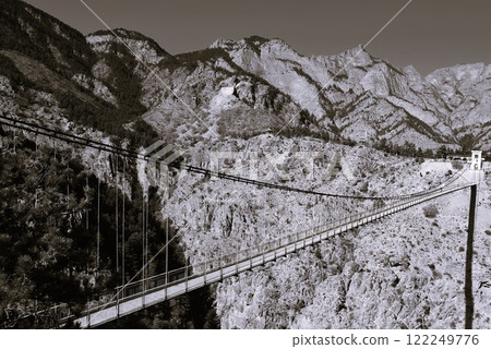 落基山脈和吊橋的景觀 122249776