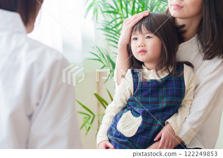 接受兒科檢查的女孩 接受兒科檢查的女孩 122249853