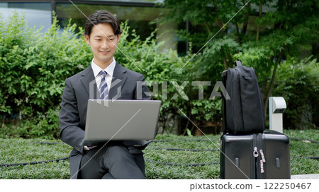 商人在出差期間操作計算機 商人在出差期間操作計算機 122250467