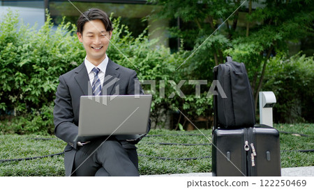 商人在出差期間操作計算機 商人在出差期間操作計算機 122250469