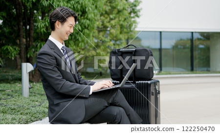 商人在出差期間操作計算機 122250470