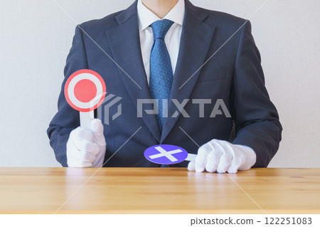 Businessman putting out a plate with the correct answer | Business doubts, questions and correct answers images 122251083