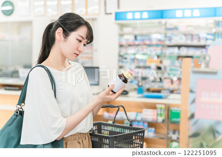 在藥房、藥店或便利店購物的女性 在藥房、藥店或便利店購物的女性 122251095