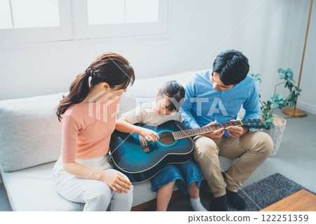 3人家庭 122251359