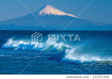 禦前崎海岸的白色波浪和白雪皚皚的富士山 122251592