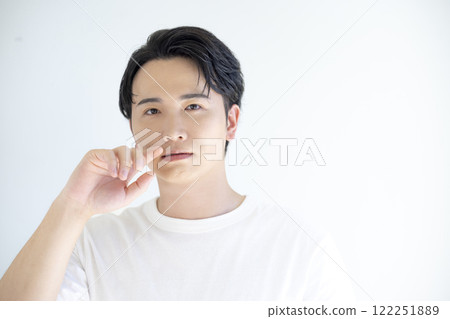 一個穿著白色 T 恤的年輕人的美女肖像 122251889