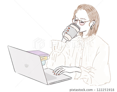 女人看著電腦時喝咖啡 女人看著電腦時喝咖啡 122251918