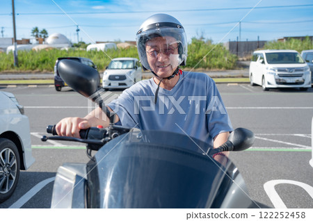 一個騎摩托車的人 一個騎摩托車的人 122252458