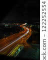 汽車在高速公路上行駛的光跡（垂直） 122252554