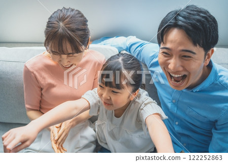 3 people family 122252863