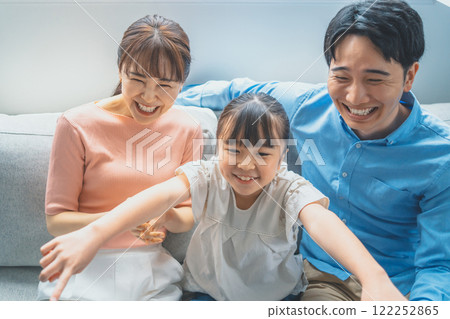 3 people family 122252865