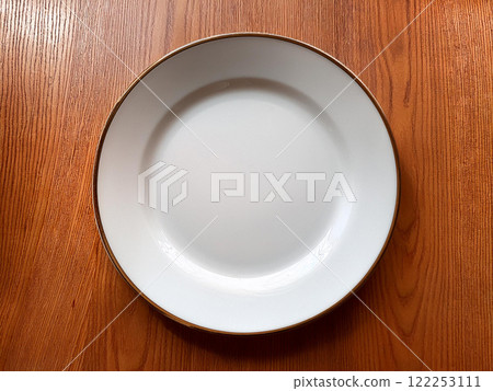 A white dish placed on a brown table 122253111