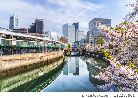Spring cityscape of Yokohama, Ooka River: Noge Miyakobashi Shopping Street and skyscrapers [Yokohama City, Kanagawa Prefecture] 122253861