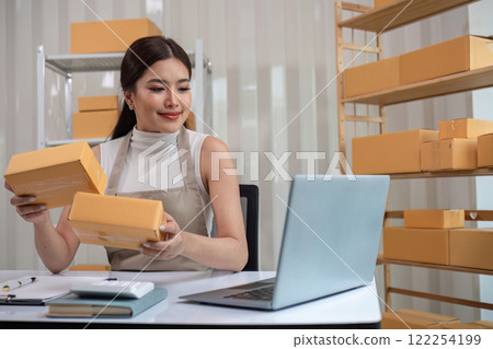SME business entrepreneurs small in asia Preparing cardboard boxes in home office Small business operators preparing to ship to customers SME business entrepreneurs small in asia Preparing cardboard boxes in home office Small business operators preparing to ship to customers 122254199