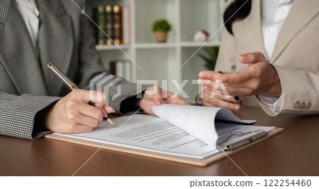 Lawyer and businesswomen discussing and introducing Providing legal advice regarding signing insurance contracts or financial contracts 122254460