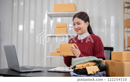 SME business entrepreneurs small in asia Preparing cardboard boxes in home office Small business operators preparing to ship to customers 122254510